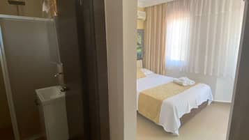 Escritorio, espacio para trabajar con laptop y wifi gratis