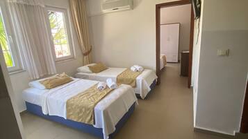 Escritorio, espacio para trabajar con laptop y wifi gratis