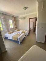 Quadruple Room | Desk, laptop workspace, free WiFi