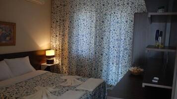 Escritorio, espacio para trabajar con laptop y wifi gratis