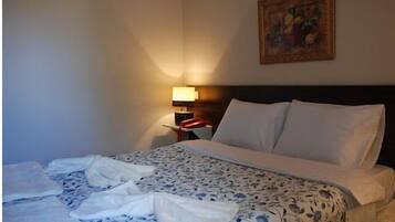 Escritorio, espacio para trabajar con laptop y wifi gratis