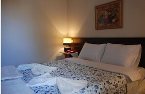 Escritorio, espacio para trabajar con laptop y wifi gratis 