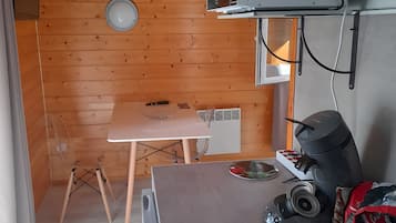 Réfrigérateur, micro-ondes, plaque de cuisson, lave-vaisselle