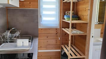 Réfrigérateur, micro-ondes, plaque de cuisson, lave-vaisselle