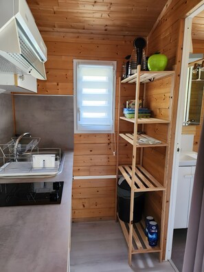 Fridge, microwave, stovetop, dishwasher - Cottage "Marquisat Boscodon" with Mountain View, Wi-Fi and Air Conditioning (Crots)