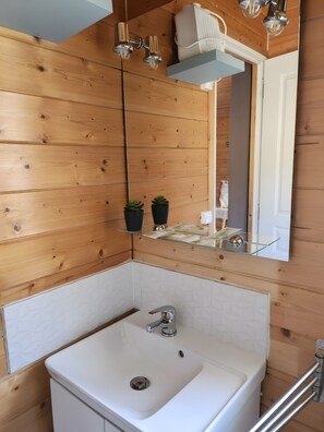 Een douche, handdoeken