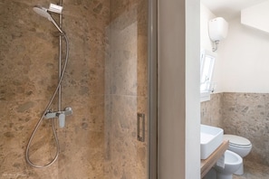 Douche, sèche-cheveux, bidet, serviettes fournies