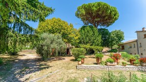 A garden with a stone wall, potted plants, and a pathway. - 'Chez Martha' with Mountain View, Private Terrace and Garden (Anduze)
