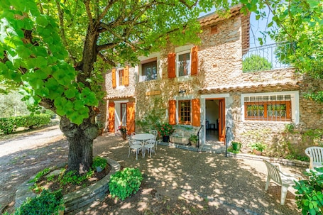 外観. 'Chez Martha' with Mountain View, Private Terrace and Garden