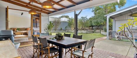 تناول الطعام بالخارج