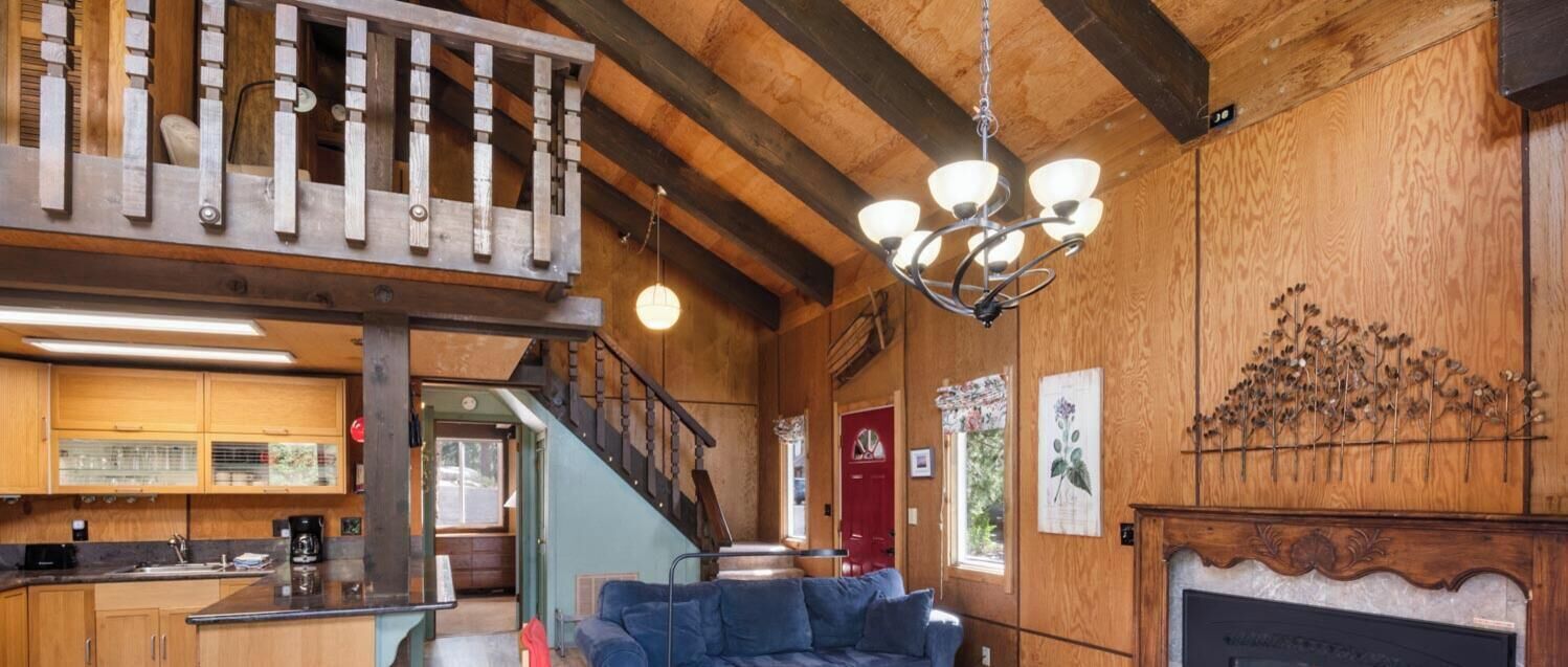 Un amplio espacio habitable con chimenea, comedor y cocina.