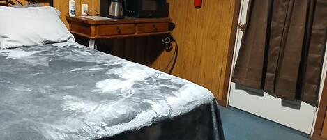 1 bedroom, desk, free WiFi, bed sheets