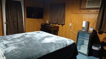 1 bedroom, desk, free WiFi, bed sheets