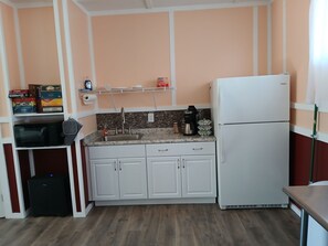 Refrigerador, microondas, cafetera y tetera y comedor