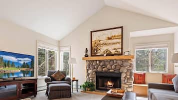 Smart TV, fireplace