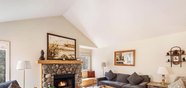 Smart TV, fireplace - 2 Bedroom close to Hyatt w Complex Hot Tub (MC154) (Incline Village)