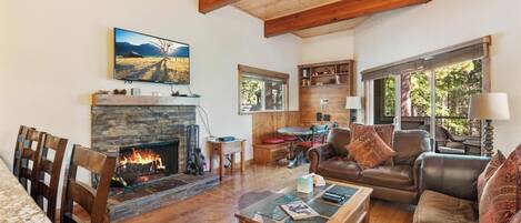 Televisión y chimenea