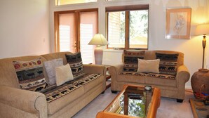 A living room with two sofas, a coffee table, and a lamp. - 1 Bedroom close to Hyatt w Complex Hot Tub (MC254) (Incline Village)