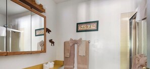 Suihku, hiustenkuivaaja, pyyhkeet