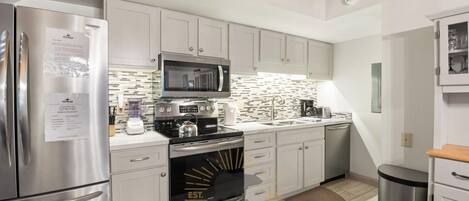 Réfrigérateur, micro-ondes, four, plaque de cuisson