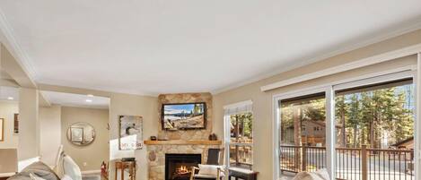 Télévision, cheminée