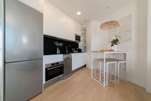 Apartamento Deluxe, vistas a la ciudad | Cocina privada | Frigorífico grande, microondas, horno y placa de cocina