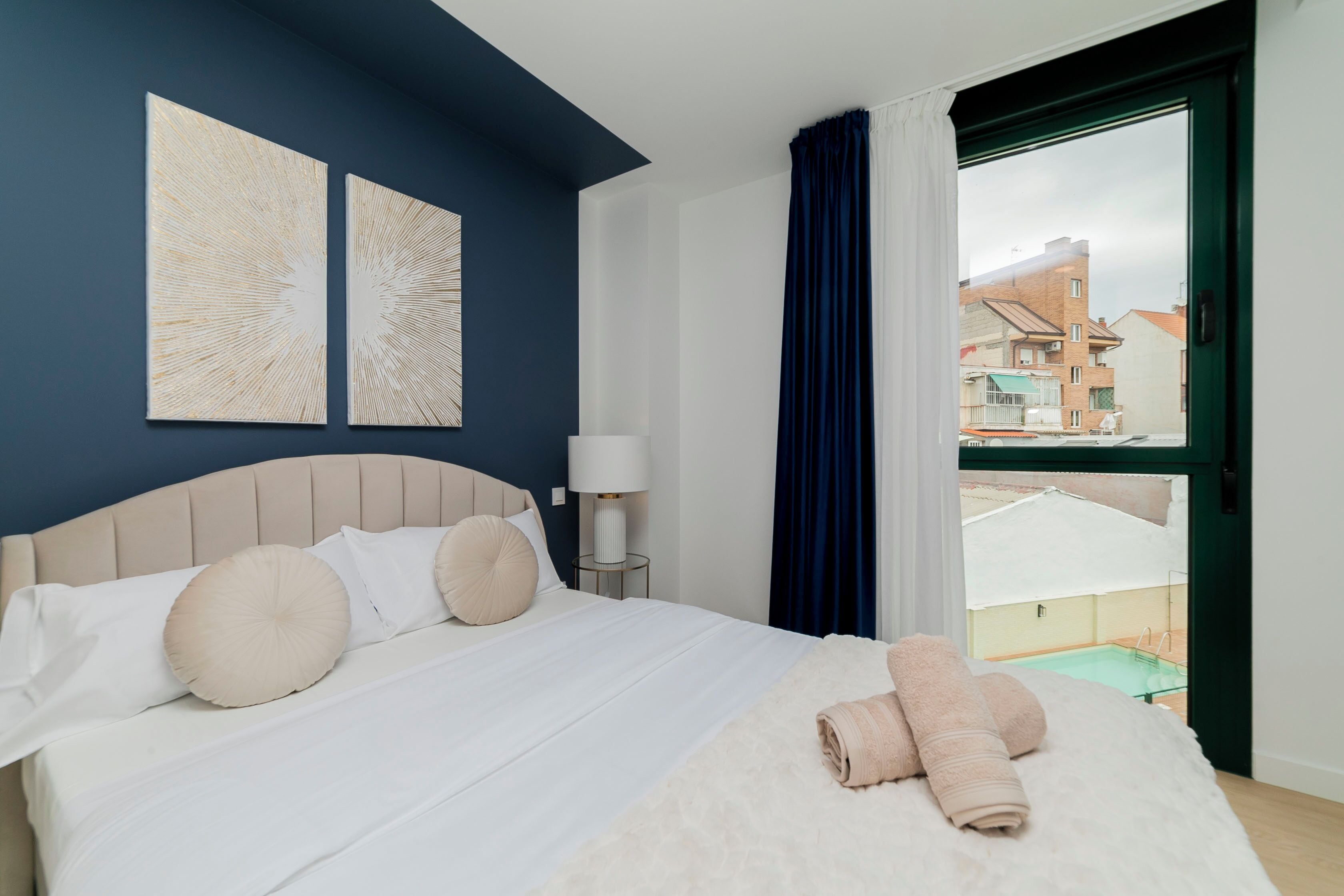 Rideaux occultants, chambres insonorisées, fer et planche à repasser