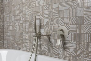 Douche, bidet, serviettes fournies
