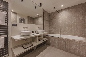 Bruser, bidet, håndklæder
