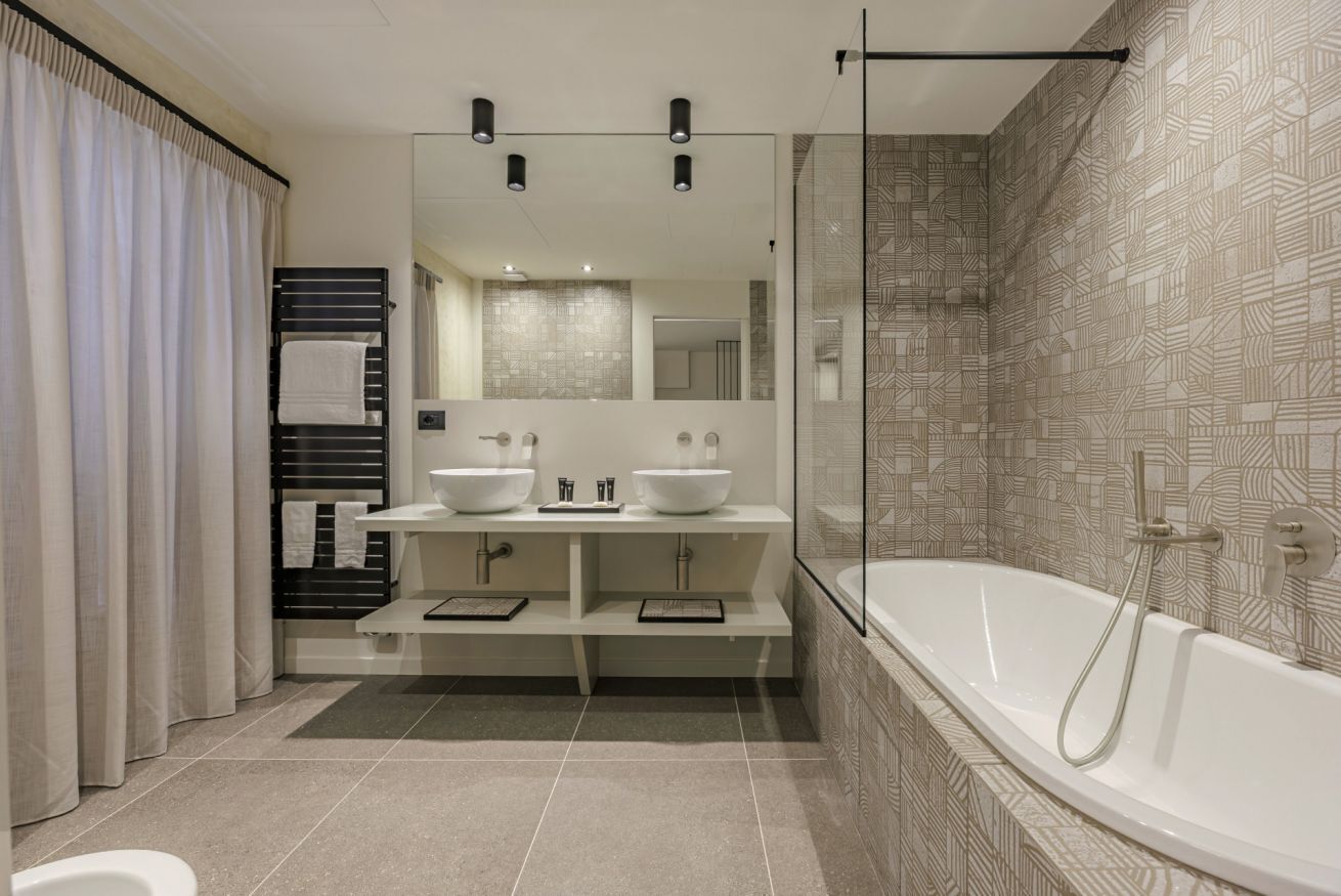 Shower, bidet, towels