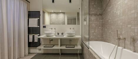 Shower, bidet, towels