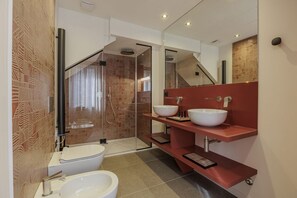 Shower, bidet, towels