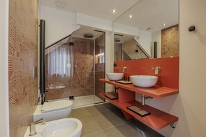 Douche, bidet, serviettes fournies