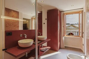 Douche, bidet, serviettes fournies