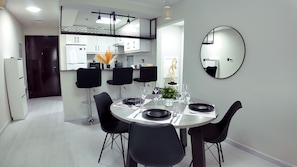 Apartemen Comfort, balkon, pemandangan kota | Makan di kamar