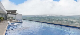 Urban Breeze iFreses, 10th floor! AC, TV and Pool