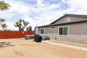 Outdoor dining - Valley Vista Farmhouse and Loft w/ HI SPEED WiFi! (Yucca Valley)
