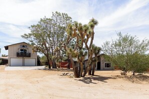 Exterior - Valley Vista Farmhouse and Loft w/ HI SPEED WiFi! (Yucca Valley)