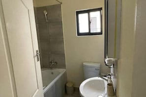 Serviettes fournies, savon, papier toilette
