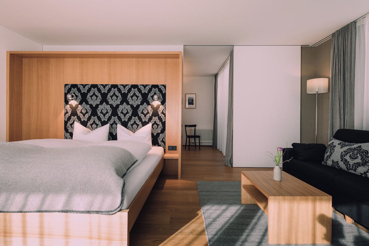 Superior-Zimmer | Allergikerbettwaren, Zimmersafe, Schreibtisch, Verdunkelungsvorhänge