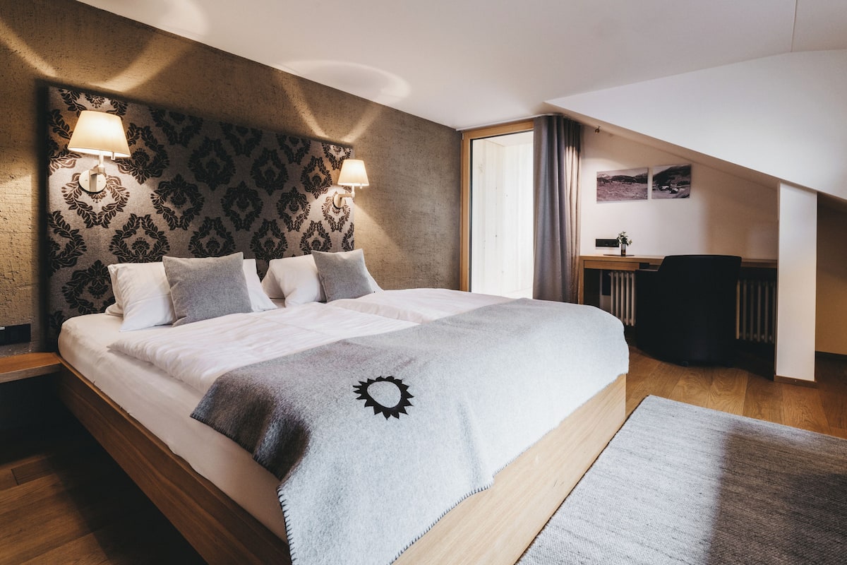 Standard-Dreibettzimmer, Balkon, Bergblick | Allergikerbettwaren, Zimmersafe, Schreibtisch, Verdunkelungsvorhänge