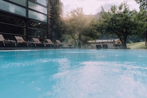 Kolam renang outdoor, dengan payung kolam renang dan kursi berjemur