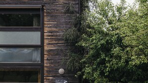 Un área de piscina con sillones de descanso y una terraza de madera.
