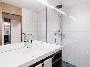 Shower, hair dryer, bathrobes, slippers - Naturhotel Chesa Valisa (Hirschegg)