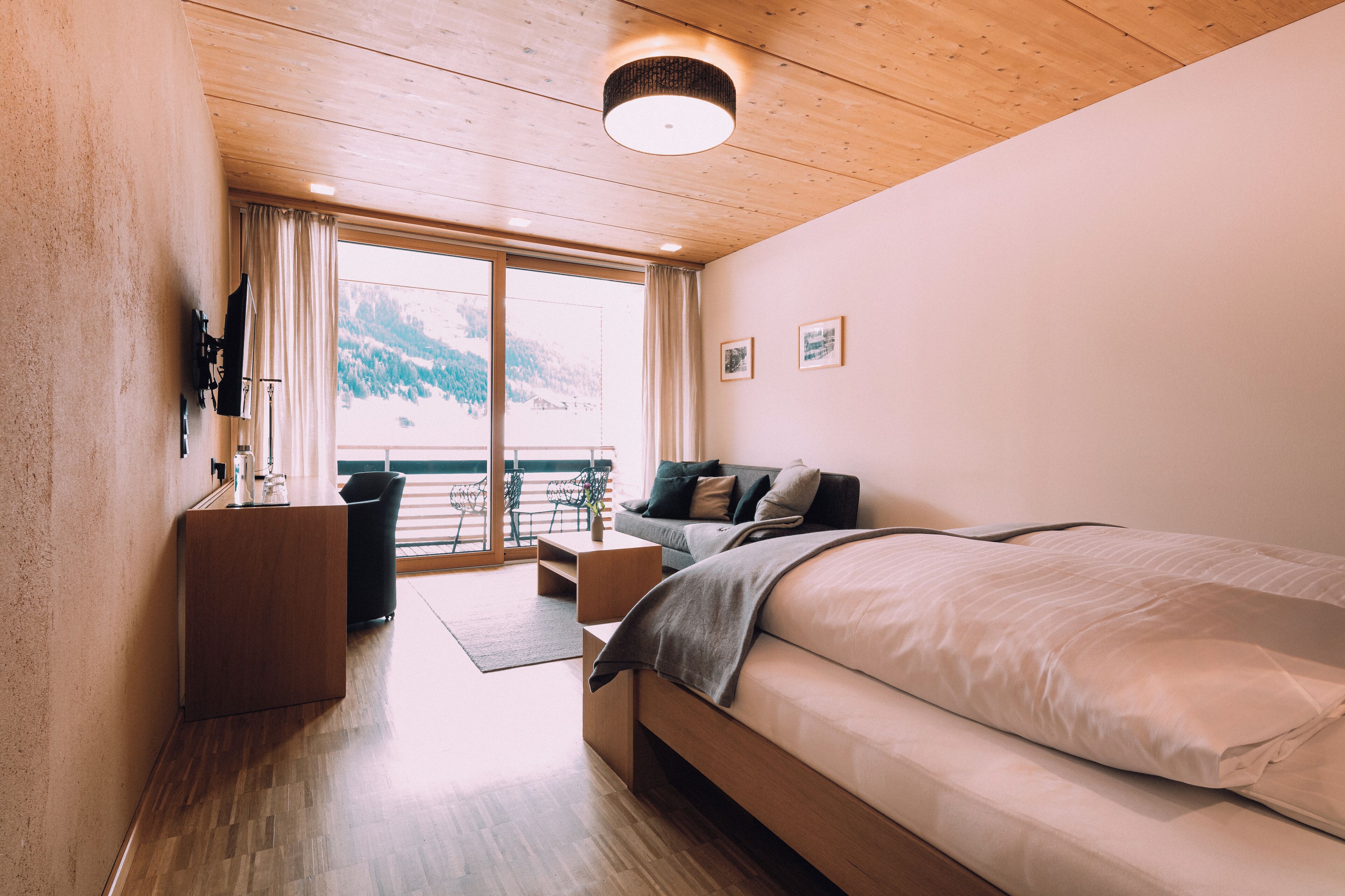 Comfort-Vierbettzimmer, Balkon, Bergblick | Allergikerbettwaren, Zimmersafe, Schreibtisch, Verdunkelungsvorhänge
