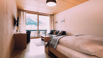 Comfort-Vierbettzimmer, Balkon, Bergblick | Allergikerbettwaren, Zimmersafe, Schreibtisch, Verdunkelungsvorhänge