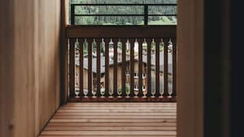 Habitación triple estándar, balcón, vistas a la montaña | Ropa de cama hipoalergénica, caja fuerte, escritorio y cortinas opacas