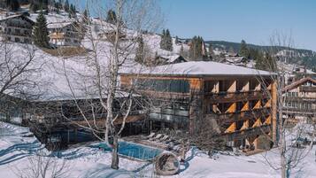 AuĂenpool, geöffnet von 07:00 Uhr bis 19:00 Uhr, Sonnenschirme