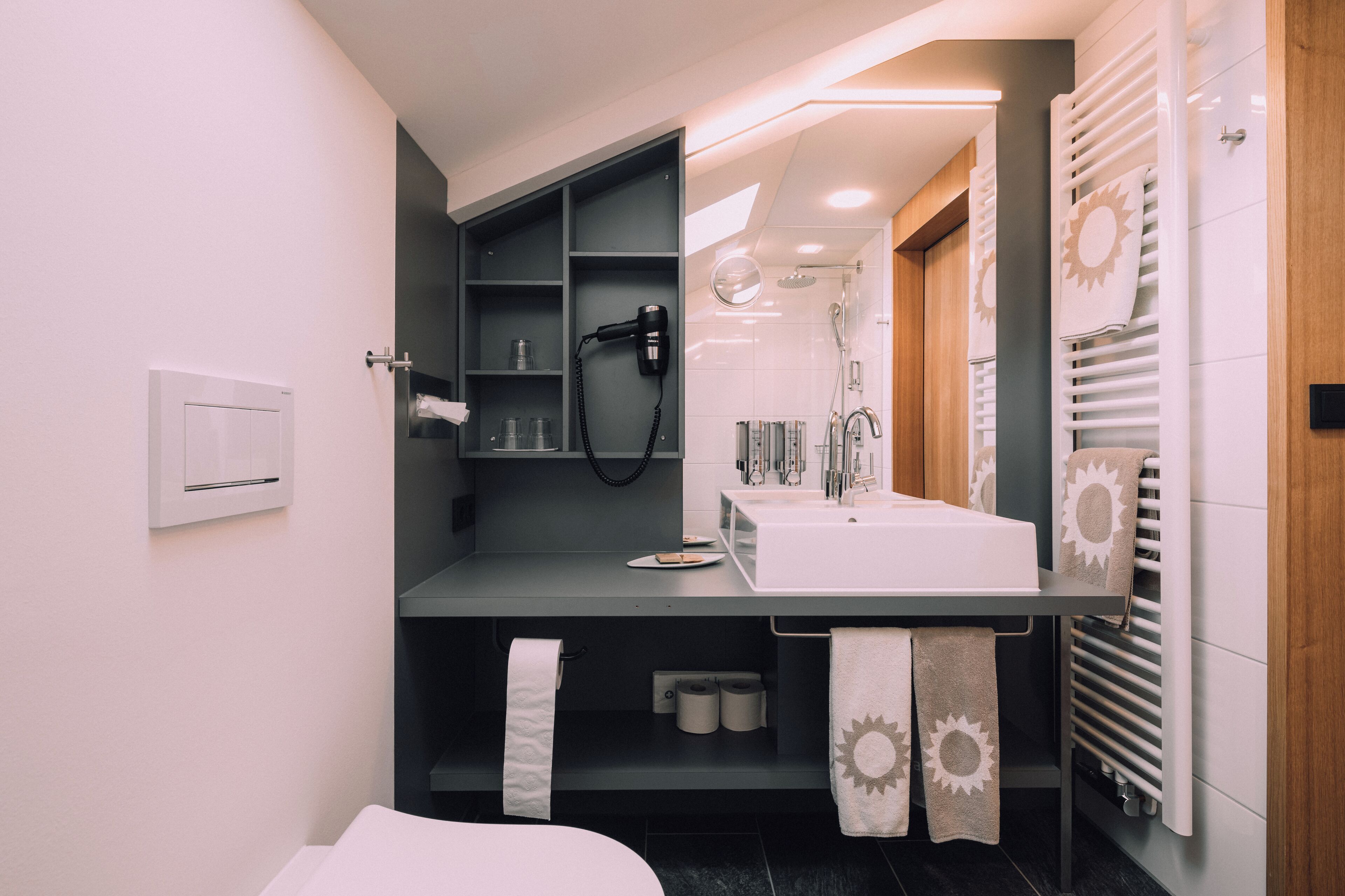 小型四人房, 阳台, 山景 | 浴室 | 淋浴设施、吹风机、浴袍、拖鞋