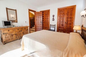 3 bedrooms, iron/ironing board, internet, bed sheets